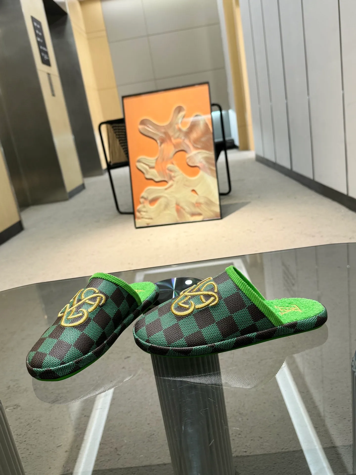 👟👟Ex-factory price 320👟👟 The 2024 couple’s counter features the latest hard goods of LV and Loewe co-branded slippers🆕 ✿Purchase level! Full of high-end feel! A popular model among bloggers at home and abroad, it’s retro and fashionable and looks amazing on your feet! Official website main recommendation code number 35-46